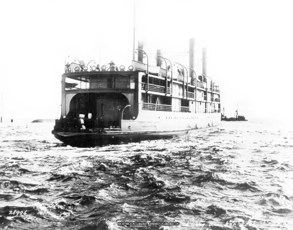 Photo en noir et blanc du SS Prince Edward Island naviguant sur l’eau.