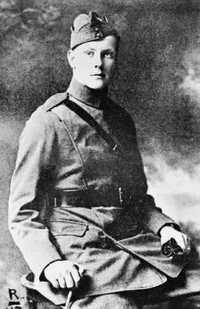 Photo en noir et blanc d’Alan Arnett McLeod en uniforme militaire, assis.