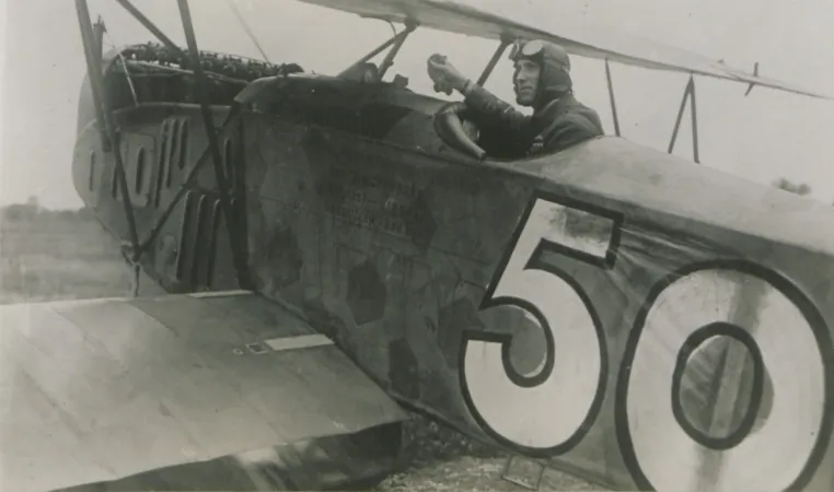 Photo en noir et blanc de William George Barker dans un aéronef allemand, qui aurait été capturé durant l’une de ses dernières batailles. Vers 1919
