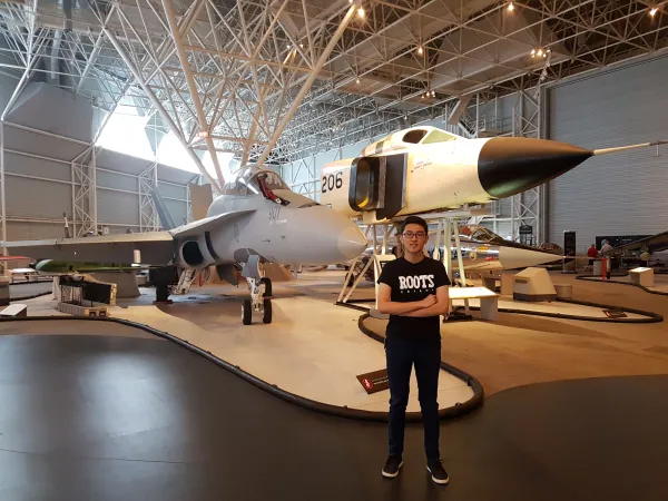 Victor Deng, l’étudiant stagiaire, devant l’Arrow d’Avro et le CF-18.
