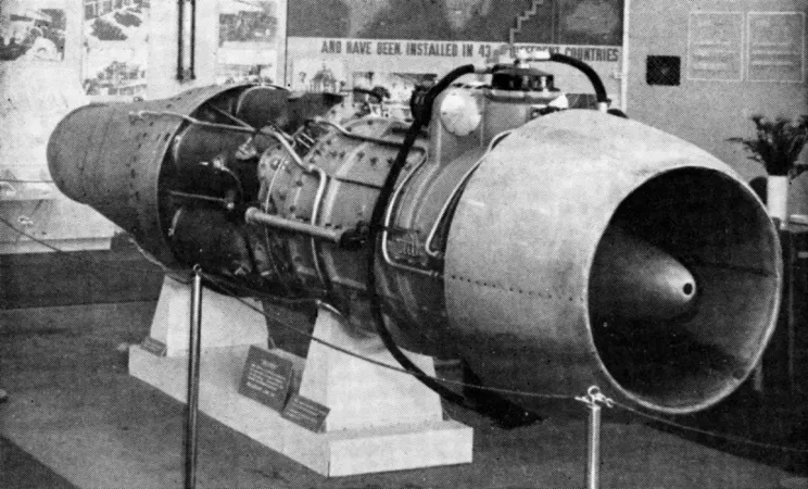 Un exemplaire du turboréacteur suédois STAL Skuten en montre, sous bonne garde, à Stockholm, Suède. Anon., « Production – First Swedish Turbojet Revealed. » Aviation Week, 27 mars 1950, 36.