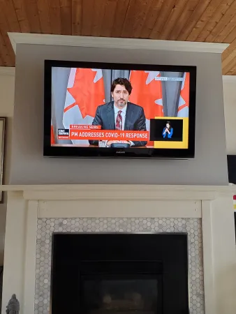 Un salon, avec vue directe sur le premier ministre du Canada à la télévision.