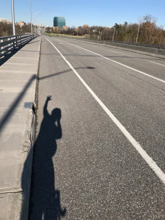 Une vue aux heures de pointe du pont commémoratif des travailleurs du chemin Heron, à Ottawa, montre une absence totale de circulation.
