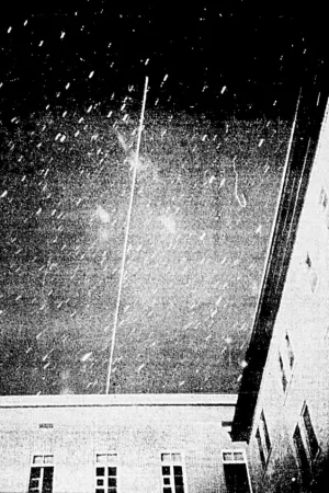 Le satellite-ballon Echo 1A filant dans le ciel, au-dessus de l’École normale de Chicoutimi, Chicoutimi, Québec. Dominique Lapointe, « Une visite qui nous est devenue familière – L’Écho 1 continue à se promener tous les soirs sur notre région. » Le Progrès du Saguenay, 27 août 1960, 7.