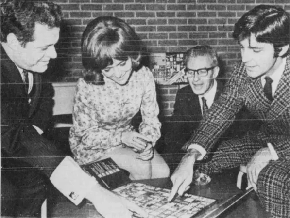 Une scène croquée lors du lancement du Jeu de l’électricité par Éditions Héritage Incorporée, Montréal, Québec, 6 novembre 1968. Anon., « –. » Le Devoir, 6 novembre 1968, 11.