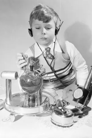 A boy and elements of a toy on display at the 1950 edition of the toy fair of New York City, New York: Stefan Olsen and the cloud chamber of a Gilbert Atomic Energy Lab. Anon., “La page des enfants – Initiation atomique.” Photo-Journal, 13 April 1950, 20.