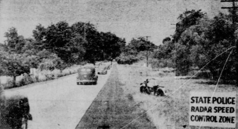 La section de route surveillée par le radar de vitesse de la Connecticut State Police, près de Glastonbury, Connecticut. Anon., “L’actualité en images – Pièges à comboys.” La Patrie, 16 février 1949, 14.