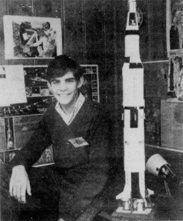 Paul Fjeld dans la demeure familiale, Rosemère, Québec. Claude-Lyse Gagnon, « Parti avec $200 en poche – Un jeune Québécois a pu voir décoller Apollo 15. » La Patrie, 15 août 1971, 12.