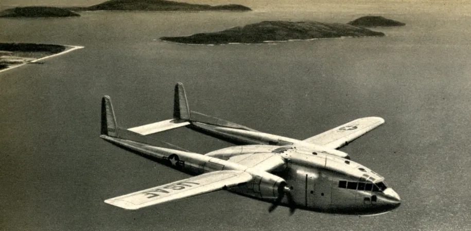 L’avion-cargo Fairchild C-119 Flying Boxcar de la United States Air Force emprunté par Iron Ore Company of Canada Incorporated en 1951. Anon., « Fret aérien – L’opération Ungava – Le fret aérien accélère l’application d’un projet. » Interavia, décembre 1951, 672.