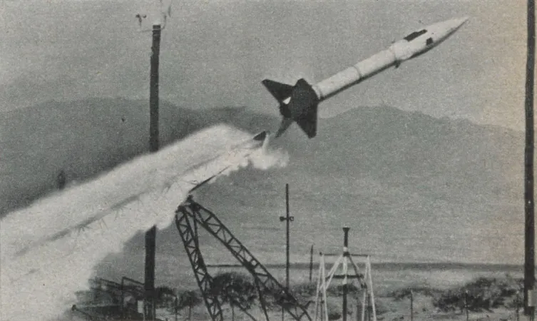 Un tir d’essai américain d’une fusée à courte portée sol-sol non guidée Douglas M31 Honest John. Anon., « Engins et missiles ». Aviation Magazine, 1 juin 1959, 155.
