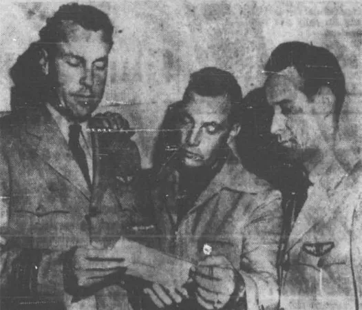 Kenneth Albert Arnold, au centre, avec deux autres pilotes qui affirment avoir vu des objets volants non identifiés, soit Emil J. Smith, à gauche, et Ralph Stevens. Anon., « Pilotes qui virent des soucoupes volantes. » Le Soleil, 8 juillet 1947, 1.