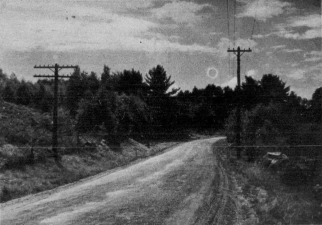 L’éclipse solaire du 31 août 1932 telle qu’on peut l’observer dans sa totalité, à partir d’une route de campagne du Maine. Anon., « Souvenir d’éclipse. » La Presse – Magazine illustré, 24 septembre 1932, 9.