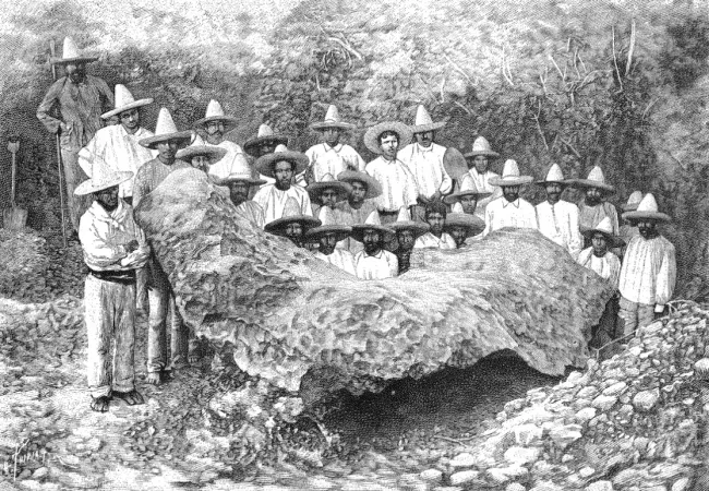 La trentaine de paysans mexicains qui participent au déblaiement de la météorite de Bacubirito, non loin de Bacubirito, Mexique, 1902. N. Rosst, « La grande météorite de ‘Bacubirito’ (Mexique). » La Nature, 14 février 1903, 173.