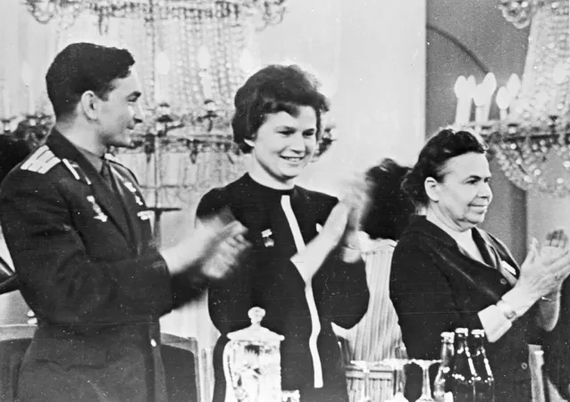 La sous-lieutenante Valentina Vladimirovna Terechkova, au centre de la photographie, au Cinquième congrès mondial des femmes, Moscou, Union des républiques socialistes soviétiques, juin 1963. RIA « Novosti, » 612179.