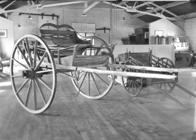 Photo d’une carriole à deux roues qui a été exposée au Musée de l’agriculture qui était à la Ferme expérimentale centrale. Ce musée a été ouvert de 1937 à 1966. 