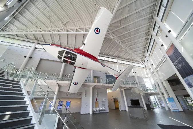 Le hall d'entrée du Musée de l'aviation et de l'espace du Canada avec un avion suspendu.