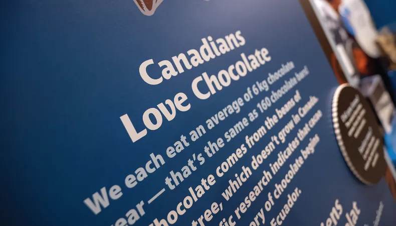 Gros plan sur le texte du panneau qui dit : "Canadians Love Chocolate."