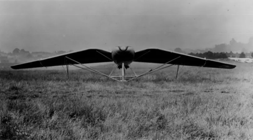 L’image est une photo noir et blanc montrant le devant d’un avion Westland Hill Pterodactyl posé dans un pré. 