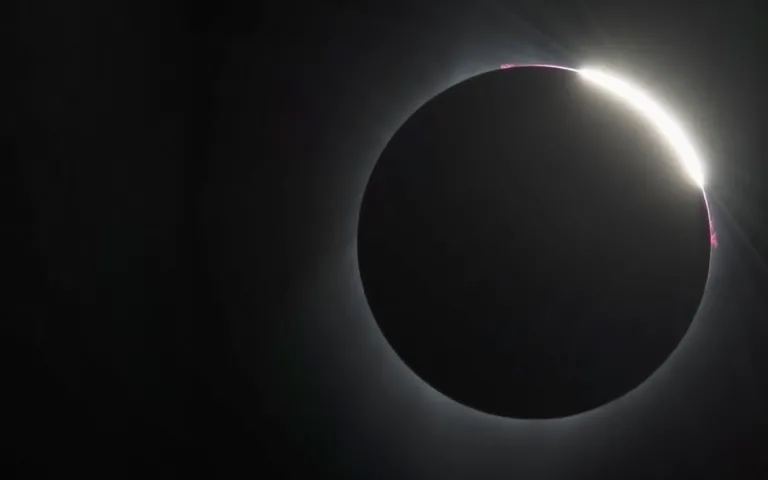 Photo d'une éclipse solaire partielle avec la quasi-totalité du Soleil obscurci 