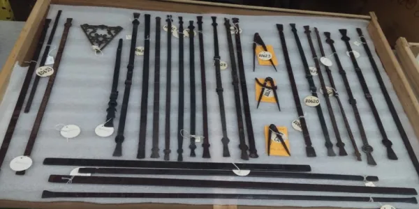 table avec plusieurs instruments antiques