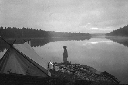 Un campeur admire la vue du lac Cedar