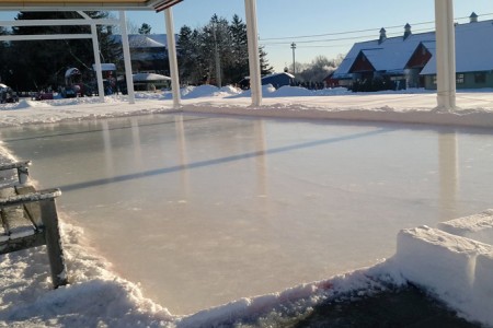 Une scene hivernale à la ferme avec la patinoire en pleine vue au Musée de l'agriculture et de l'alimentation du Canada