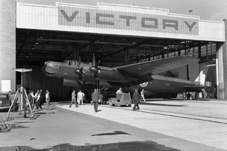 Avion 694 Lincoln dans un hangar de Victory Aircraft