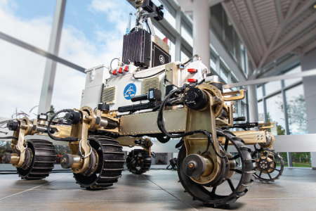 Un rover scientifique métallique à six roues équipé d'un bras robotisé pour collecter des échantillons de roche et de sol