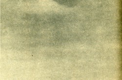 Envol du ballon à hydrogène qui emporte vers le ciel l’antenne de l’émetteur radio d’urgence américain BC-778, mieux connu sous le nom de « Gibson Girl. » Anon., « Gibson Girl to the rescue. » Flying Aces, septembre 1943, 30.