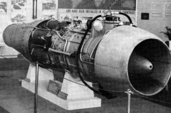 Un exemplaire du turboréacteur suédois STAL Skuten en montre, sous bonne garde, à Stockholm, Suède. Anon., « Production – First Swedish Turbojet Revealed. » Aviation Week, 27 mars 1950, 36.
