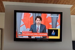 Un salon, avec vue directe sur le premier ministre du Canada à la télévision.
