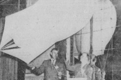 Domina Cléophas Jalbert, à gauche, et Hamnett Pitzer Munger avec un des ballons cerfs-volants fabriqués par Jalbert Aerological Laboratory Incorporated pour étudier la pollution atmosphérique. Anon., « Ce que devient un jouet d’enfant. » La Presse, 23 mai 1950, 3.
