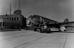 Le premier avion de ligne Douglas DC-3 livré aux Lignes aériennes Trans-Canada, Aéroport de Montréal (Dorval), Dorval, Québec, vers 1945-48. MAEC, numéro de négatif 25515