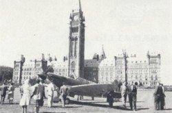 Le Supermarine Spitfire exposé pour le 20ème anniversaire de la bataille d’Angleterre, Colline du Parlement, Ottawa, Ontario, 18 septembre 1940. Anon., « News roundup – Battle of Britain Ceremonies. » Aircraft, novembre 1960, 58.