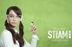 Une jeune fille portant une chemise blanche et des lunettes de protection tient une éprouvette remplie d’un liquide vert. Les mots « Prix Horizon STIAM Ingenium-CRSNG » sont écrits en blanc sur l’arrière-plan vert lime de la photo.