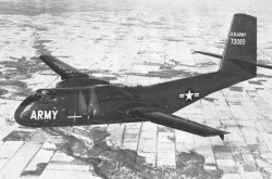 Le 5ème de Havilland Canada AC-1 Caribou de présérie. Larry Booda, “Aeronautical Engineering – Aviation Week Pilot Report – STOL Caribou Calls for Special Handling.” Aviation Week and Space Technology, 23 janvier 1961, 56.