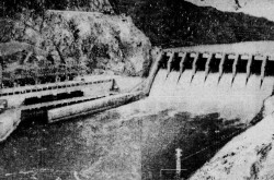 Une vue du barrage de Warsak, nord du Pakistan occidental. Anon., « Inauguration du barrage de Warsak. » Le Droit, 27 janvier 1961, 12.