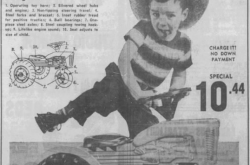 Publicité publiée par les magasins Zeller’s Limited de Calgary, Alberta, qui met en valeur le tracteur Reely Ride-’em produit par Reliable Toy Company Limited de Toronto, Ontario. Anon. « Zeller’s Limited. » The Calgary Herald, 11 décembre 1961, 32.