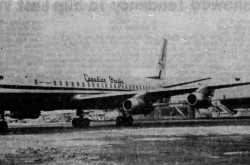 L’avion de ligne à réaction Douglas DC-8 de Canadian Pacific Airlines Limited de Vancouver, Colombie-Britannique, connu sous le nom de Empress of Montreal. Anon., « Empress of Montreal DC-8 First CPA Jet Visitor. » The Gazette, 6 décembre 1961, 17.