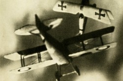 Deux des grands avions de chasse de la Première Guerre mondiale : un SPAD S.VII du Royal Flying Corps ou de l’Aéronautique militaire et un Albatros D.III du Luftstreitkräfte. Anon., « A Dog Fight. » Canadian Aviation, janvier 1932, 12.