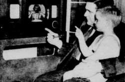 John D’Alton Woodlock avec un de ses fils, Peter Woodlock, devant le téléviseur familial, Iberville, Québec, été 1949. Arthur Prévost, « Dix ans avant CBFT – À Iberville, on a la TV depuis 14 ans!... » Le Petit Journal, 14 janvier 1962, A-49.