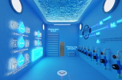 Une vue panoramique de la pièce sous-marine de l'exposition « L’EFFET DOMIN-EAU »; les murs, le sol et le plafond sont bleus et de l'information à propos de la conservation de l'eau décore les murs.
