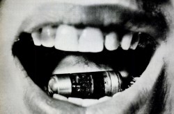 Une vue en gros plan d’une pilule radio quelques instants avant que le premier patient volontaire ne l’avale. Anon., « Science – Radio Made to Swallow. » Life, 29 avril 1957, 74.