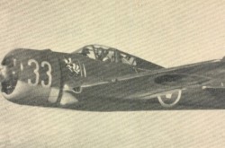 Un avion de chasse FFVS J 22 typique de l’armée de l’air suédoise, ou Flygvapnet. Harald Jacobson, « Ett flygplan – en flygepok. » Looping, avril 1952, 12.