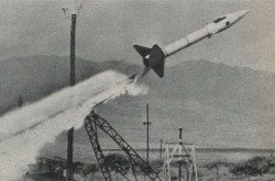 An American test firing of a Douglas M31 Honest John short range unguided ground to ground rocket. Anon., “Engins et missiles.” Aviation Magazine, 1 June 1959, 155.