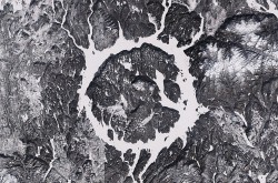Le réservoir Manicouagan, également connu sous le nom d’œil du Québec, photographié depuis l’espace par le satellite Sentinel 2-A du programme Copernicus de l’Agence spatiale européenne, janvier 2017. https://scihub.copernicus.eu/ via Wikimedia.