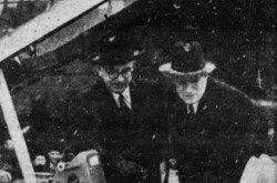 Le ministre de la Défense nationale du Canada, Brooke Claxton, à gauche, avec le premier avion d’entraînement à réaction Lockheed T-33 Silver Star fabriqué au Canada, Cartierville, Québec. Anon., « M. Claxton reçoit le premier réacté T-33 fabriqué ici. » La Patrie, 13 février 1953, 1.