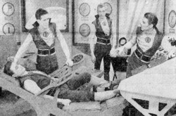 Quatre des personnages principaux de ce qui peut bien être la première série télévisée de SF au Canada, Space Command de Canadian Broadcasting Corporation. Anon., « Space Command Is Not Run-Of-Mill ‘Opera.’ » The Ottawa Citizen, 26 décembre 1953, 14.