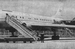 L’avion de ligne à réaction Tupolev Tu-104 exploité par Aeroflot qui participe au spectacle aérien du Centenaire de la Colombie-Britannique, Aéroport d’Uplands, Ottawa, Ontario. Don Brown, « Aerial Display Ready. » The Ottawa Citizen, 13 juin 1958, 39.