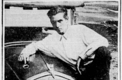 Un Lawrence Niles Swank à l’air sérieux indiquant le point d’impact initial de la météorite qui a frappé son automobile près de Crawfordsville, Indiana, octobre 1930. Anon., « Projectile céleste ». Le Petit Journal, 2 juillet 1933, 22.